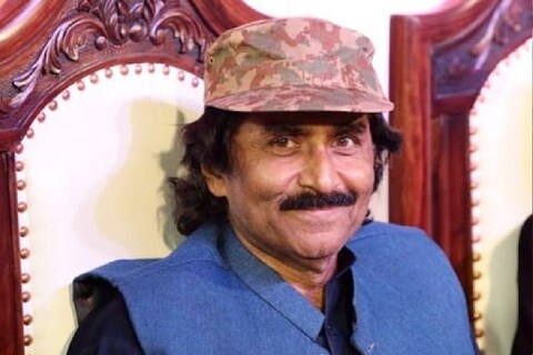 पाकिस्तानच नाही तर संपूर्ण क्रिकेट विश्वात मियांदाद (Javed Miandad) यांनी छाप उमटवली आहे. त्यांनी न्यूझीलंड विरुद्धच्या पहिल्याच टेस्टमध्ये 163 रनची खेळी केली होती.