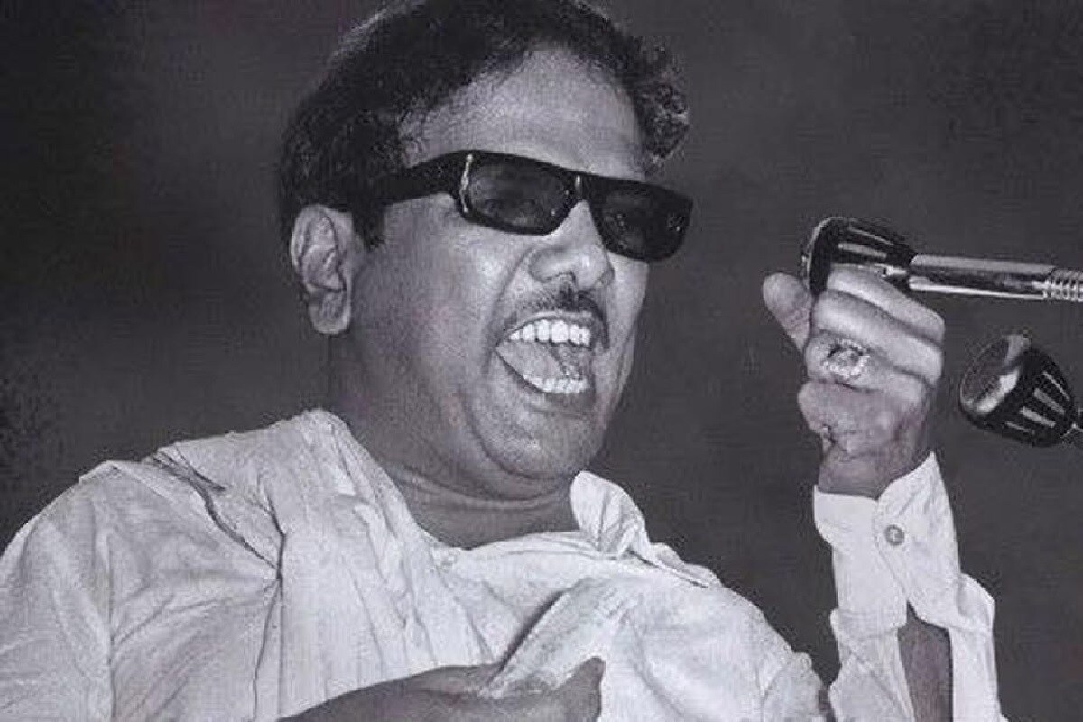 करूणानिधी या नावाशिवाय तामिळनाडूचं राजकारण पूर्णच होऊ शकत नाही. 78 वर्षांच्या प्रदीर्घ राजकीय कारकिर्दीत त्यांनी देशाच्या राजकारणातही अनेकदा मुख्य भूमिका बजावली. करूणानिधी या नावाशिवाय तामिळनाडूचं राजकारण पूर्णच होऊ शकत नाही. 78 वर्षांच्या प्रदीर्घ राजकीय कारकिर्दीत त्यांनी देशाच्या राजकारणातही अनेकदा मुख्य भूमिका बजावली.