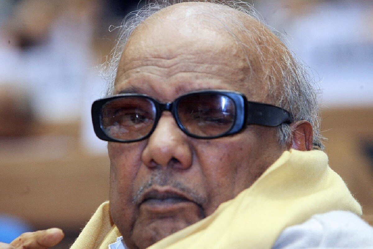 द्रविड़ मुनेत्र कड़गम (डीएमके) नेता एम करुणानिधी यांची आज 97 वी जयंती आहे. करुणानिधी यांचं 2018 ला निधन झालं. द्रविड़ मुनेत्र कड़गम (डीएमके) नेता एम करुणानिधी यांची आज 97 वी जयंती आहे. करुणानिधी यांचं 2018 ला निधन झालं.