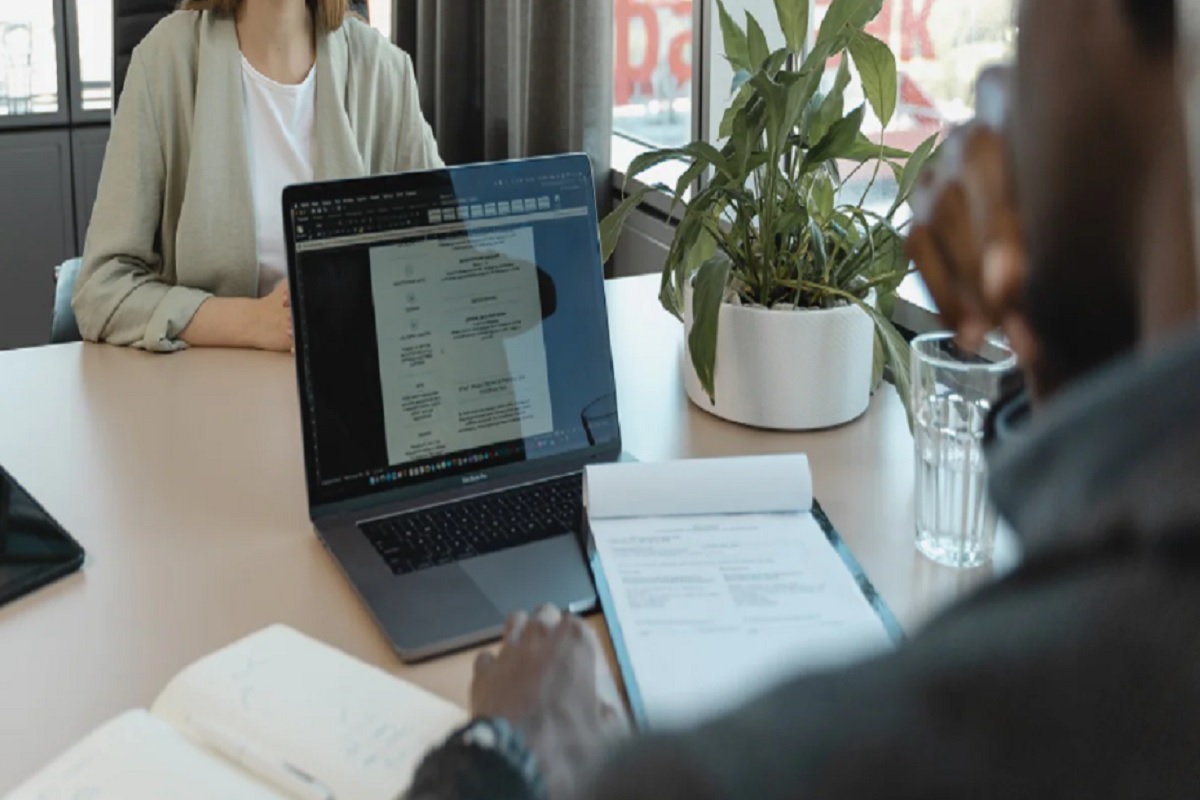 पुरुषांच्या तुलनेत भारतीय महिलांना नोकरी शोधण्यात अधिक समस्या; Linkedin सर्व्हेत मोठा खुलासा