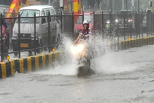 मुंबईत पहाटेपासून पुन्हा मुसळधार पाऊस, सखल भागात पाणी साचण्यास सुरुवात