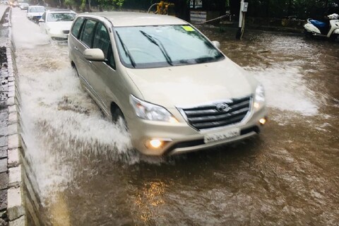 पहिल्या पावसातच मुंबईची (Mumbai Rain) तुंबई झालेली पाहायला मिळाली. भाजप नेते प्रवीण दरेकर  (pravin darekar ) यांनी मुंबई पालिकेच्या कामांवर ताशेरे ओढले आहेत.