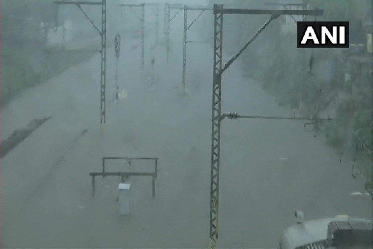 मुंबईत मुसळधार पावसामुळ ट्रॅक पाण्याखाली गेल्याचं चित्र आहे. मध्य रेल्वेची मुंबईच्या दिशेनं जाणारी वाहतूक पुढील सूचना मिळेपर्यंत बंद करण्यात आली आहे. मुंबईत मुसळधार पावसामुळ ट्रॅक पाण्याखाली गेल्याचं चित्र आहे. मध्य रेल्वेची मुंबईच्या दिशेनं जाणारी वाहतूक पुढील सूचना मिळेपर्यंत बंद करण्यात आली आहे.