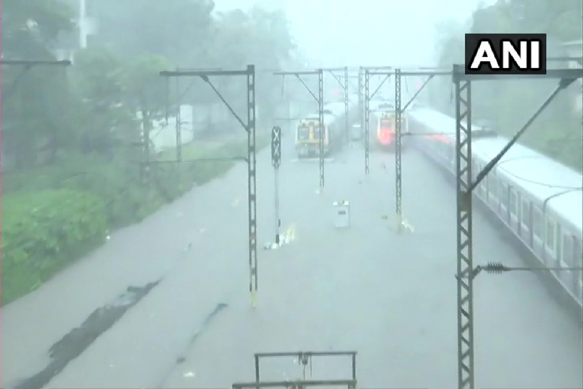 मुंबईत पावसाचा लोकल वाहतुकीवर परिणाम, रेल्वे ट्रॅकवर पाणी