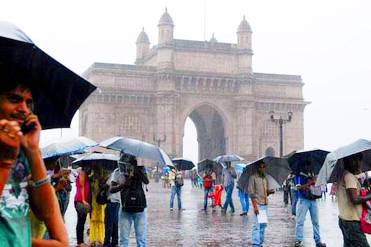 पुढील पाच दिवस राज्यात अनेक ठिकाणी मुसळधार ते अतिमुसळधार पावसाची शक्यता आहे. 
