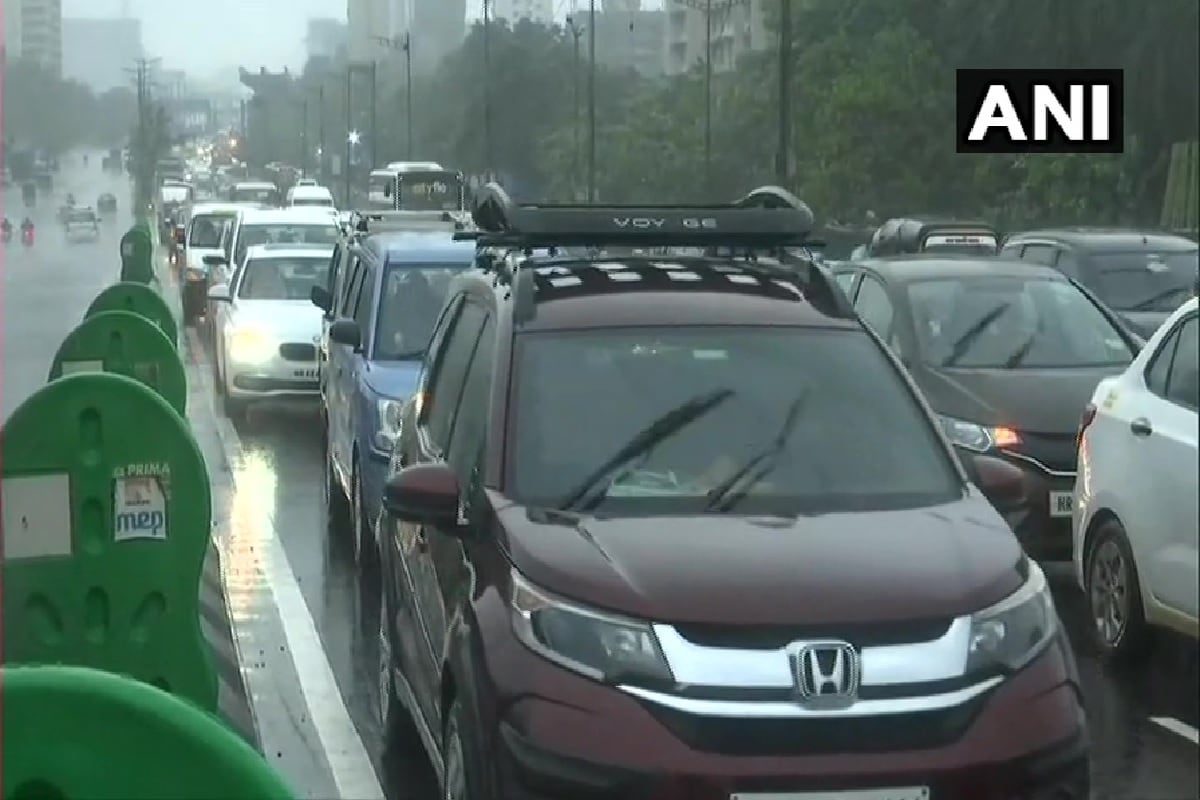 किंग्स सर्कल या ठिकाणी पाणी भरल्यानं मुंबईकडे जाणाऱ्या रस्त्यावर वाहनांच्या लांबच लांब रांगा लागल्या आहेत. किंग्स सर्कल या ठिकाणी पाणी भरल्यानं मुंबईकडे जाणाऱ्या रस्त्यावर वाहनांच्या लांबच लांब रांगा लागल्या आहेत.