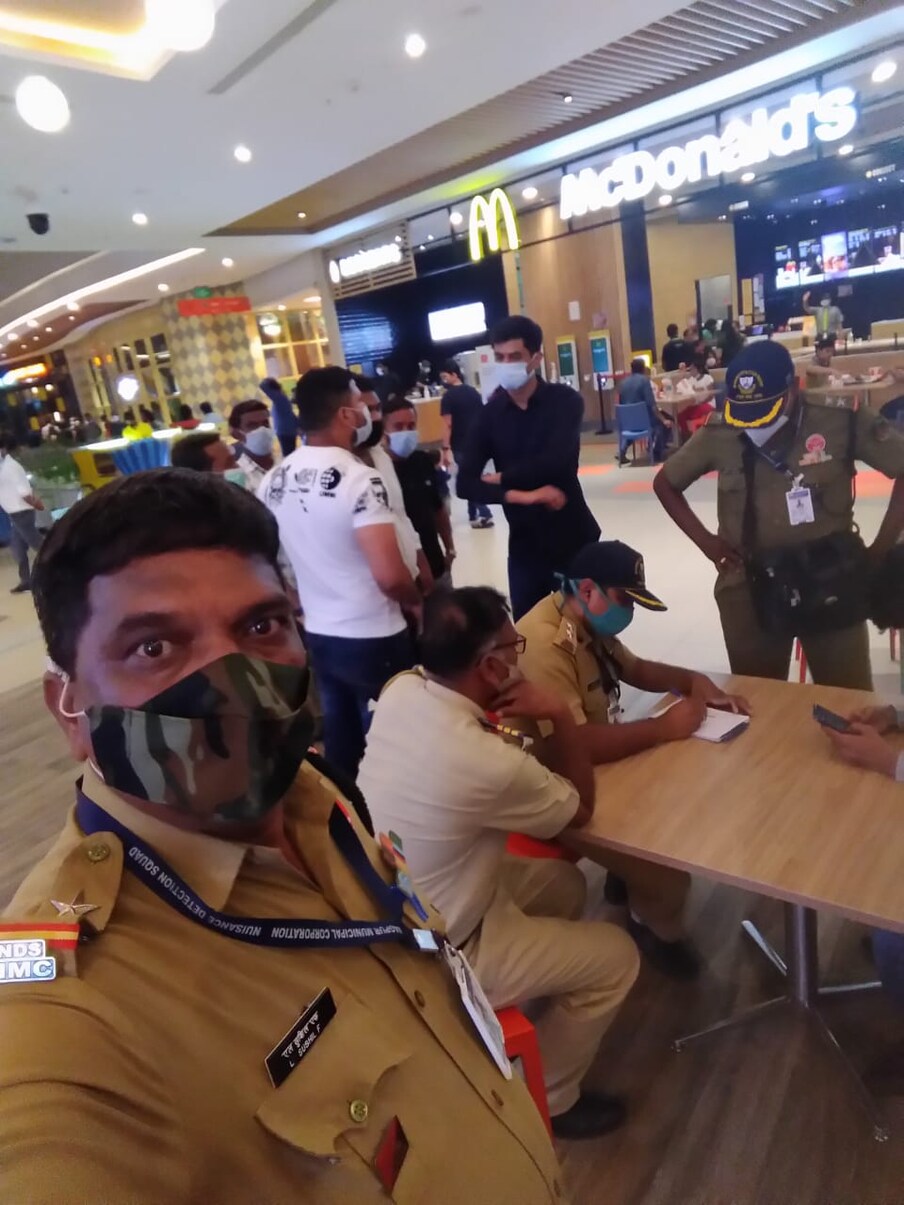 याशिवाय सोशल डिस्टन्सिंगच्या नियमांचाही फज्जा उडाल्याचं चित्र होतं. 