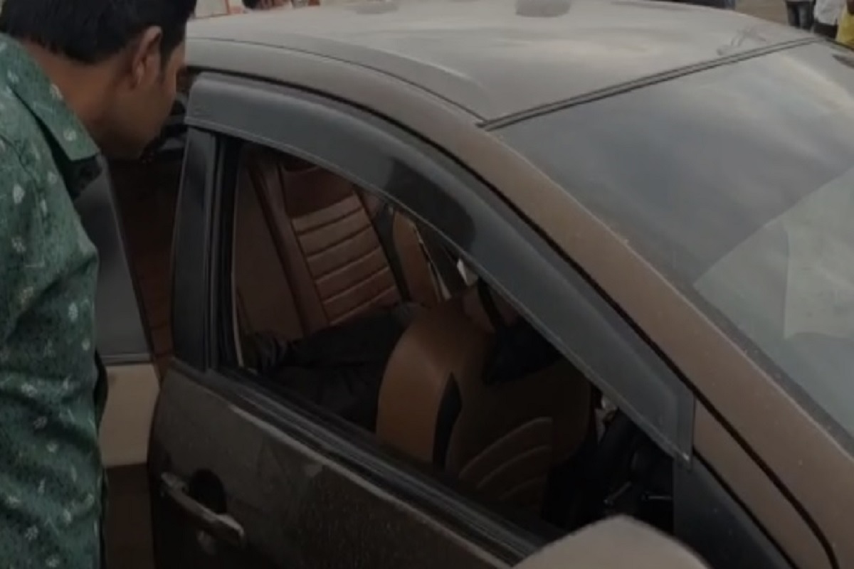 कारमध्ये प्लास्टिक पिशवीत बांधलेला मृतदेह आढळला; मृतकाच्या शरीरावर जखमा