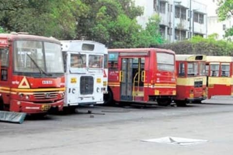 लॉकडाऊनच्या काळात पीएमपी पास धारकांना (PMP Pass) बससेवाचा फायदा घेता आला नाही. त्यामुळे 3 एप्रिलपूर्वी पीएमपी बसचा पास काढलेल्या प्रवाशांना मुदतवाढ (PMP pass extension) देण्याचा निर्णय पीएमपी प्रशासनाने घेतला आहे. 