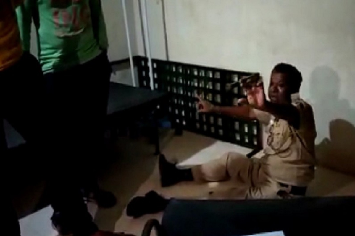 मद्यधुंद पोलिसाचा कोविड सेंटरमध्ये हंगामा, कर्मचारीही झाले हतबल; पाहा Viral Video