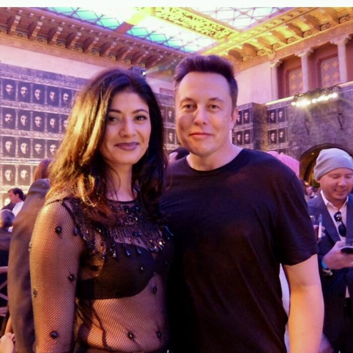 इलॉन मस्क हे जगातील सर्वात श्रीमंत उद्योजकांपैकी एक आहेत. एका पार्टीत त्यांची पूजासोबत भेट झाली होती. चाळीशी पार केलेल्या पूजाचं सौंदर्य पाहून ते देखील अवाक झाले.