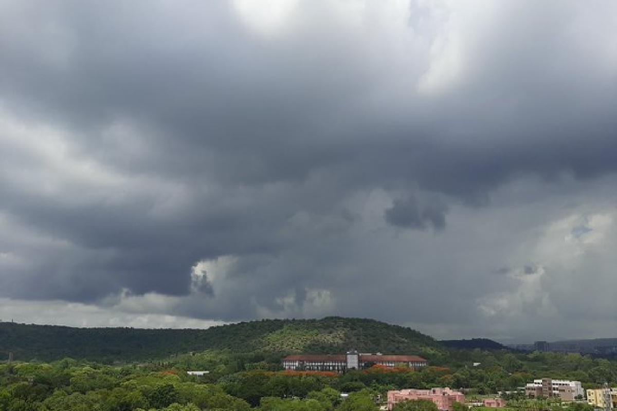 विकेंडनंतर राज्यात काही ठिकाणी विजांच्या गडगडाटासह जोरदार पावसाची शक्यता हवामान खात्याकडून वर्तवण्यात आली आहे.