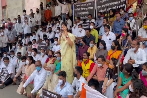 NCP protest in Pune: पुणे शहरात आज राष्ट्रवादी काँग्रेसच्या वतीने आंदोलन करण्यात आलं. मात्र या आंदोलनात कोविड नियमांचं उल्लंघन झाल्याचं पहायला मिळालं.