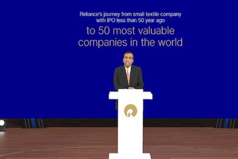 Coronavirus च्या संकटाच्या पार्श्वभूमीवर या वर्षीची सभाही (RIL AGM) व्हर्च्युअल स्वरूपात झाली. रिलायन्सचे चेअरमन मुकेश अंबानी (Mukesh Ambani) यांनी या AGM मध्ये काही महत्त्वपूर्ण घोषणा केल्या.
