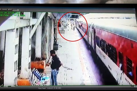 Railway police saved life traveller - रेल्वेच्या वेगाचा अंदाज आला नाही, त्यामुळं त्याचं संतुलन बिघडलं. संतुलन बिघडल्यामुळं हा व्यक्ती रेल्वेखाली येण्याची शक्यता निर्माण झाली होती.