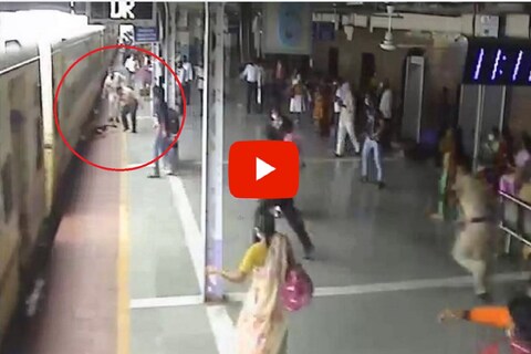 RPF saves live of passenger, caught in CCTV: ट्रेनमधून उतरताना तोल गेल्याने एक प्रवासी खाली कोसळला. यावेळी तेथे कार्यरत आरपीएफ कर्मचारी त्यांच्या मदतीला धावून आला.