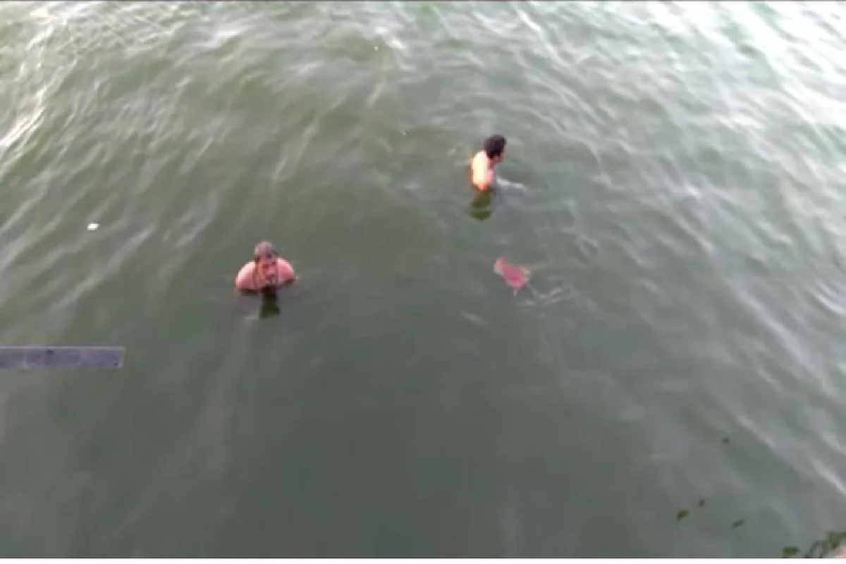 याला काय म्हणावं ! तलावात दिसल्या 500 च्या नोटा, पुढे झालं असं की...