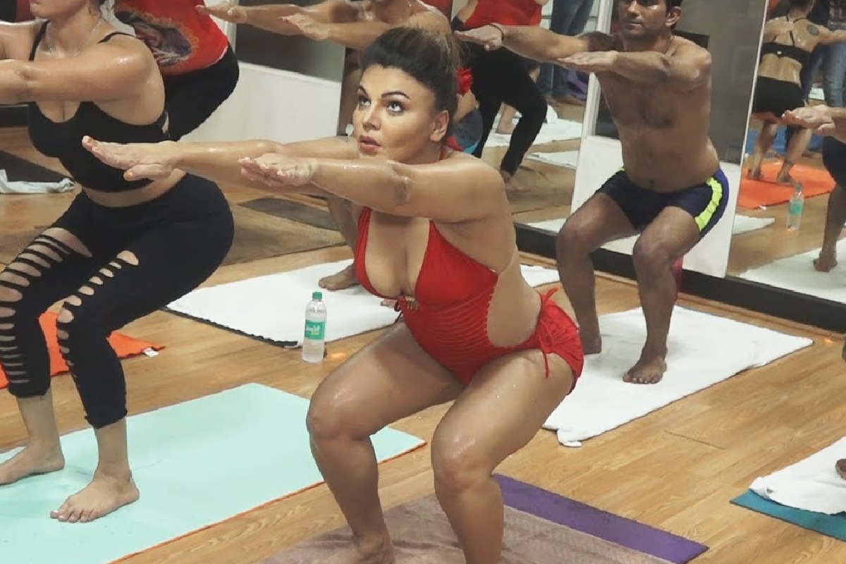 ‘या बाईला कोणीतरी आवरा’; अजब योगा व्हिडीओंमुळं राखी सावंत ट्रोल