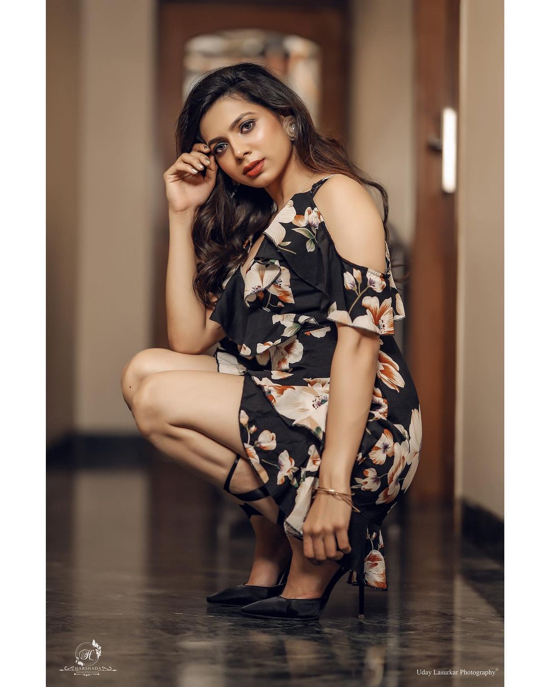 अनघानं प्रसिद्ध निर्माते आणि अभिनेते महेश कोठारे यांच्या 'कोठारे व्हिजन'मध्ये मॅनेजर म्हणून आपल्या करिअरची सुरुवात केली होती. अनघानं प्रसिद्ध निर्माते आणि अभिनेते महेश कोठारे यांच्या 'कोठारे व्हिजन'मध्ये मॅनेजर म्हणून आपल्या करिअरची सुरुवात केली होती.