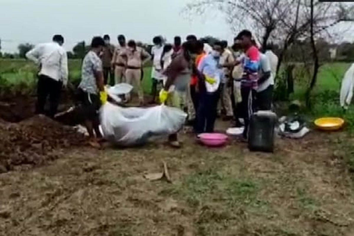 भयंकर ! शेतात सापडले 5 मानवी सांगाडे, प्रेमप्रकरणातून हत्याकांड झाल्याचं उघड