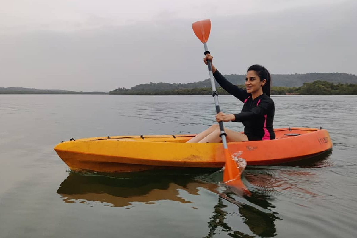 'पानी पानी रे...'; पाहा स्मिता गोंदकरची भटकंती; घेतेय बोटिंगची मजा