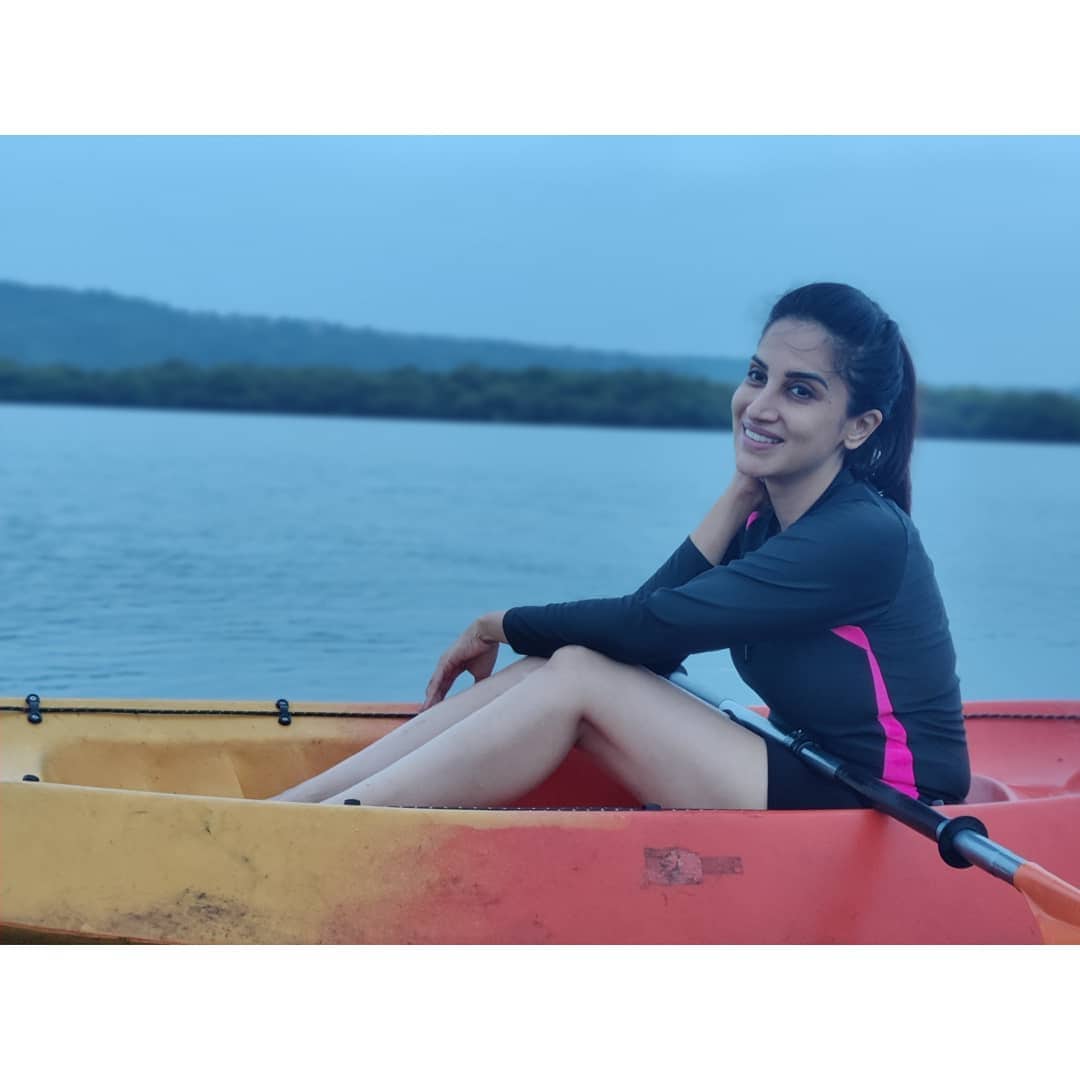 तिचे हे फोटो सध्या सोशल मीडियावर जोरदार व्हायरल होत आहेत. स्मितानं हे फोटो नेमके कुठे काढले याबाबत काहीच सांगितलेलं नाही. मात्र यामध्ये ती बोटिंगचा आनंद घेताना दिसत आहे.