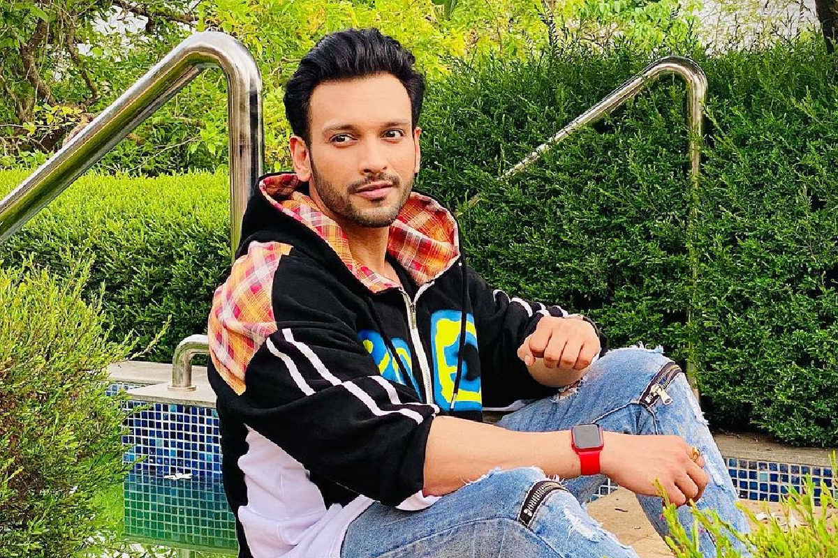 हॉटेलमधील जेवण अभिनेत्याला पडलं महागात; गाडी फोडून लॅपटॉप चोरीला