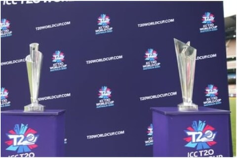 यावर्षी होणारा टी20 वर्ल्ड कप (T20 World Cup 2021) भारताबाहेर करण्याचा बीसीसीआयचा विचार आहे. या स्पर्धेच्या आयोजनासाठी युएई, ओमान पाठोपाठ भारताच्या शेजारी देशानेही रस दाखवला आहे. 