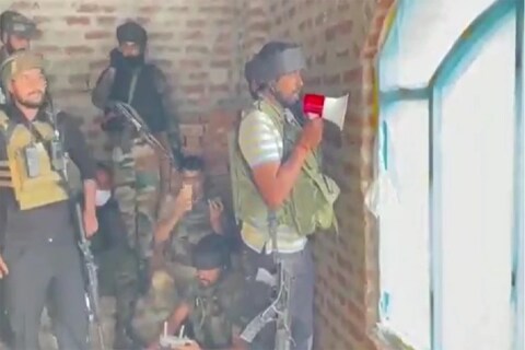 Watch Video: भारतीय सैन्यानं (Indian Army) दहशतवाद्याला (Terrorist) सरेंडर करण्यासाठी हटके आयडिया वापरली आहे. 