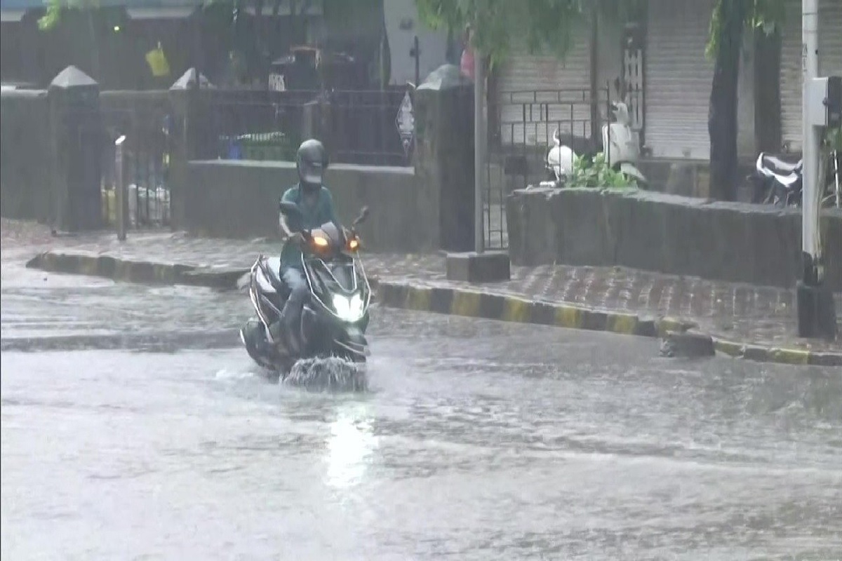 आज कोकणासह मराठवाडा आणि विदर्भात जोरदार पावसाची शक्यता वर्तवण्यात आली आहे.