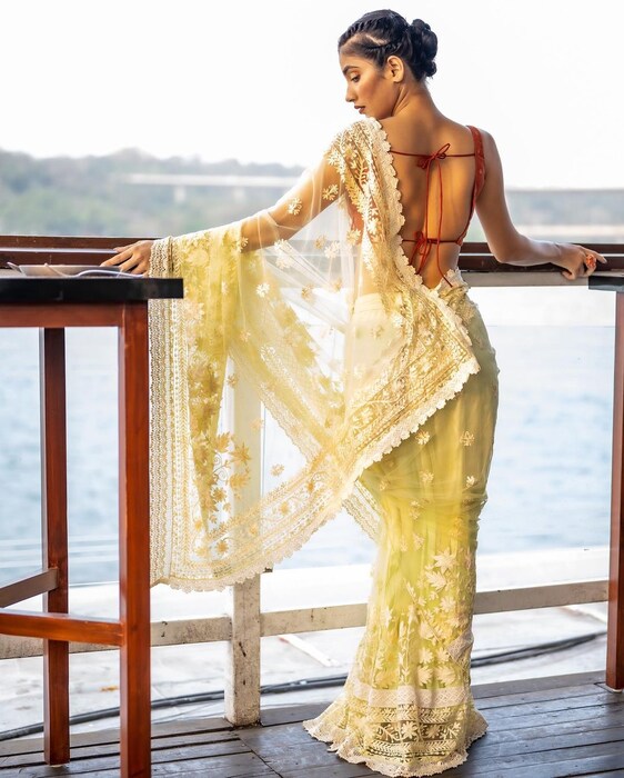 चंचल स्वभावाची स्त्री- नीति शास्त्रानुसार ज्या स्त्रीचा स्वभाव चंचल आहे. तिच्यावर भरोसा करू नका कारण, अशा स्त्रिया आपल्याला अडचणीमध्ये टाकण्याची शक्यता असते.