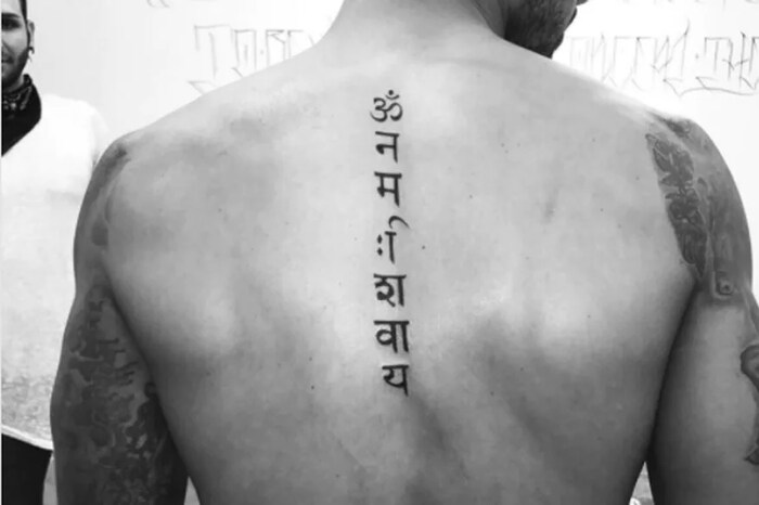Theo walcott थिओ वॉलकॉटने पाठीच्या कण्यावर ओम नमः शिवाय असं गोंदवून घेतलं आहे.