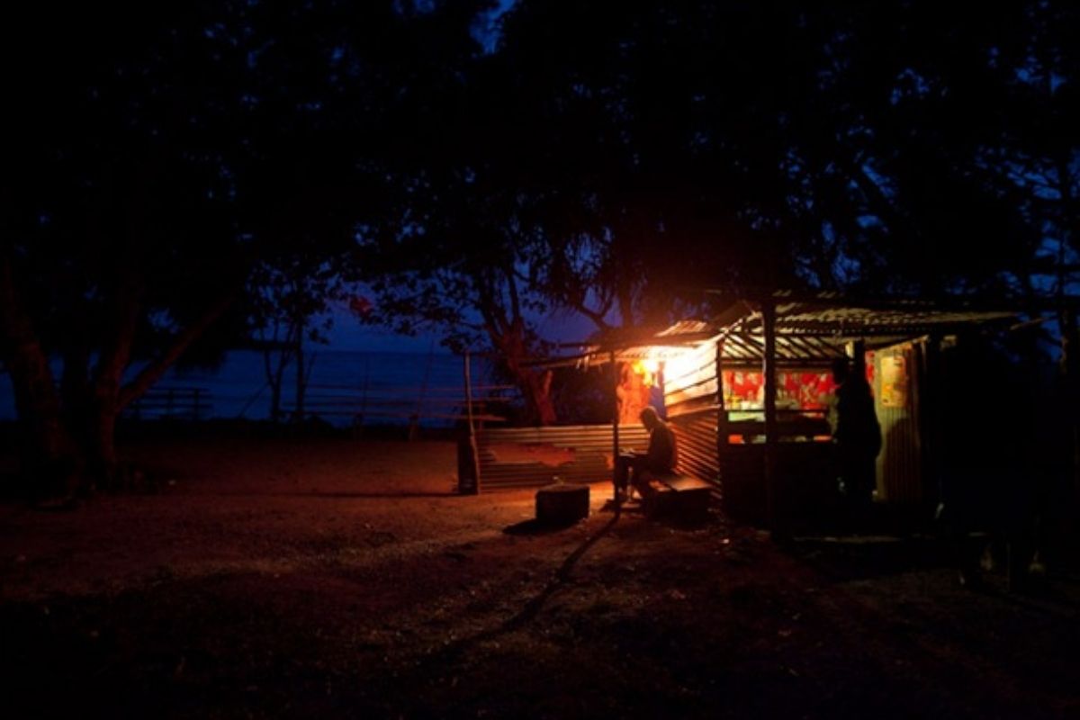 संध्याकाळ होताच 'या' गावात सर्वांना टाकलं जातं तुरुंगात; वृद्ध, महिला, लहान मुलांनाही सोडत नाहीत कारण...