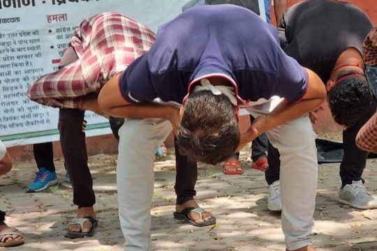 कम्प्युटर पदवी धारकांना का आली काँग्रेस मुख्यालयासमोर कोंबडा बनण्याची वेळ? नक्की घडलंय काय? वाचा