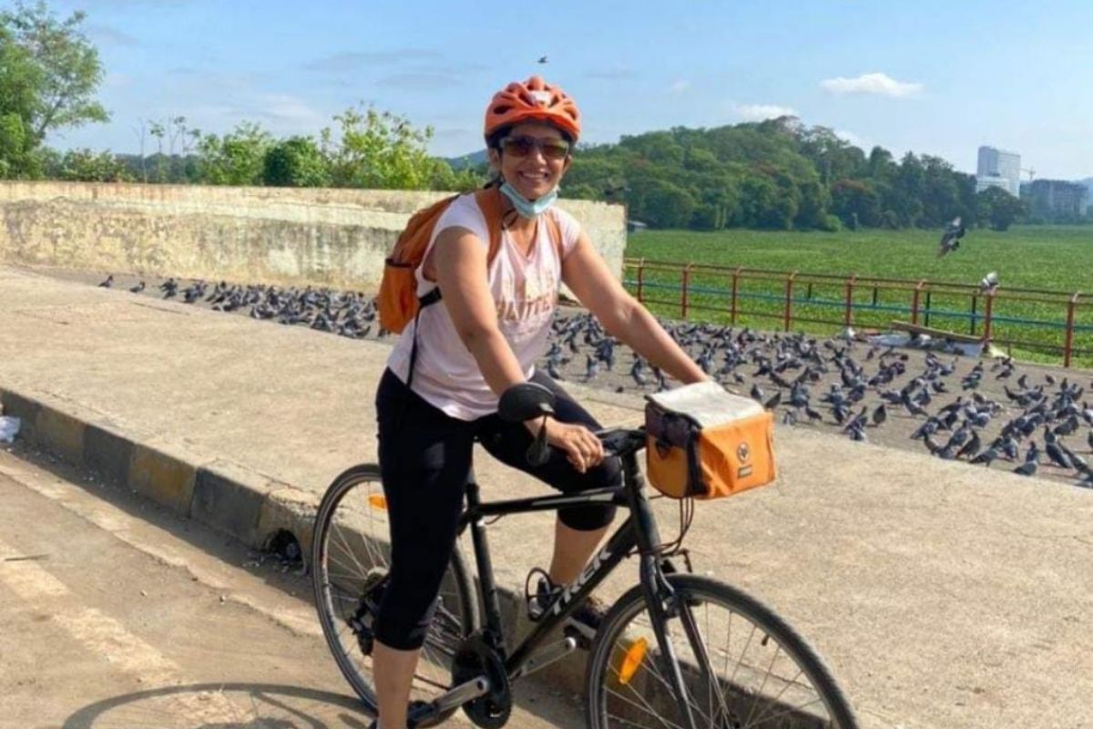 World Bicycle Day 2021: अभिनेत्री सोनाली कुलकर्णीने सांगितलं सायकलच महत्व
