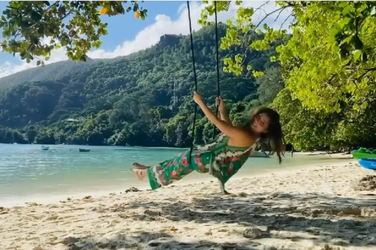 सोनाली कुलकर्णीचं चक्क समुद्रकिनारी 'उंच माझा झोका'; पाहा भन्नाट VIDEO