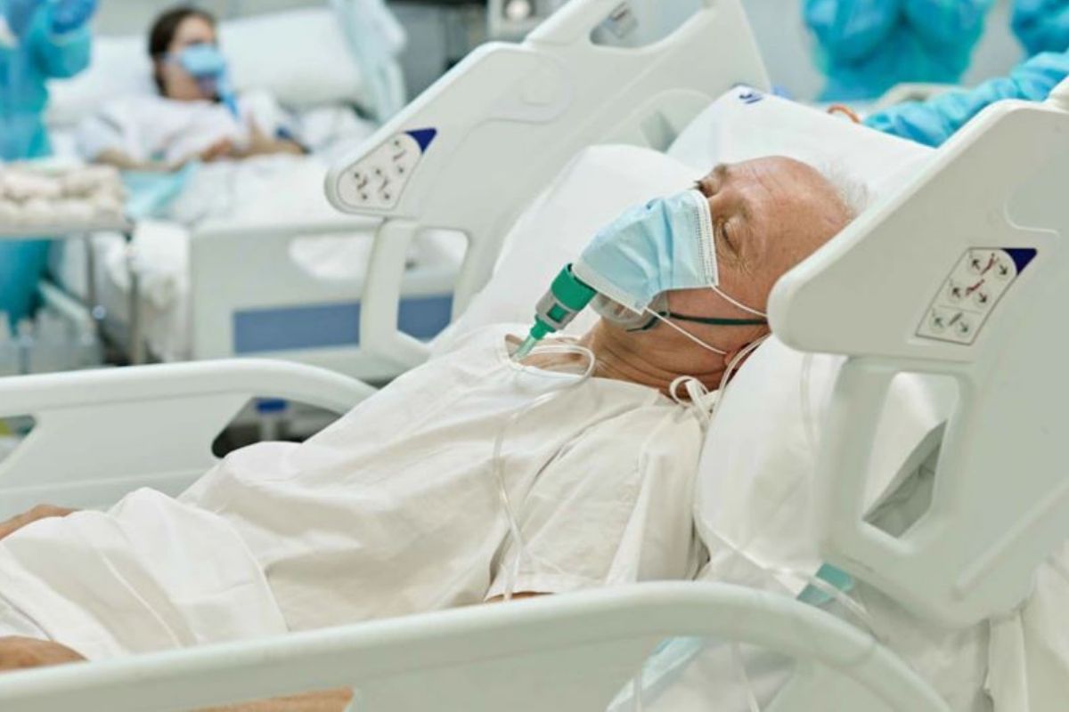 72 वर्षांच्या आजोबांना 43 वेळा कोरोनाची लागण, अखेर पत्नीही म्हणाली 'आता मरू दे' अन्..