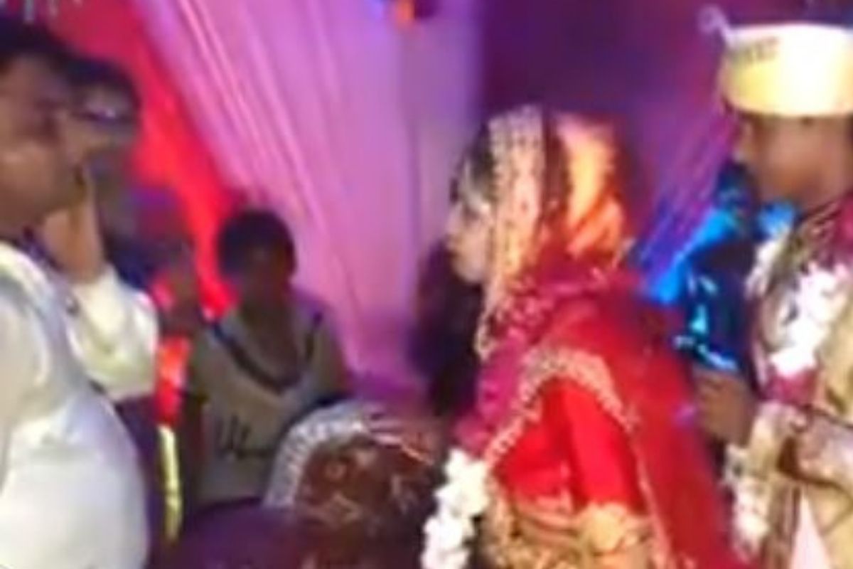 लग्नाच्या स्टेजवरच नातेवाईकाचं विचित्र कृत्य; संतापलेल्या नवरीनं लगावली कानशिलात, VIDEO VIRAL