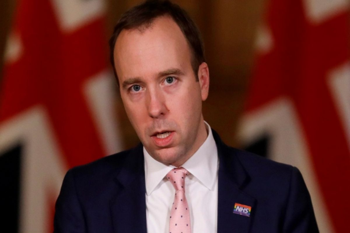 महिला सहकाऱ्याला KISS करणं भोवलं; फोटो व्हायरल होताच आरोग्यमंत्र्यांनी दिला राजीनामा