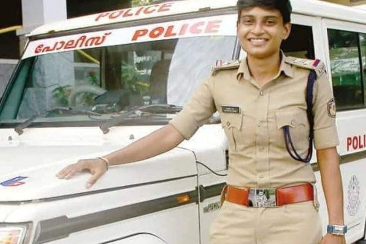 18 व्या वर्षीच लग्नानंतर पतीनं सोडलं; घरच्यांनीही काढलं बाहेर, महिला पोलिसाची प्रेरणादायी कथा