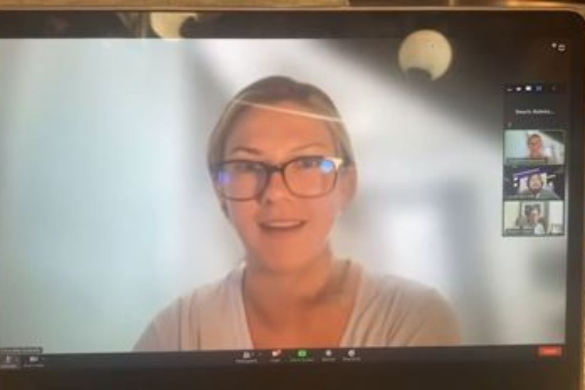 ऑनलाईन मिटिंगमध्ये बॉससोबत बोलत होती तरुणी आणि इतक्यात..; विचित्र घटनेचा VIDEO VIRAL