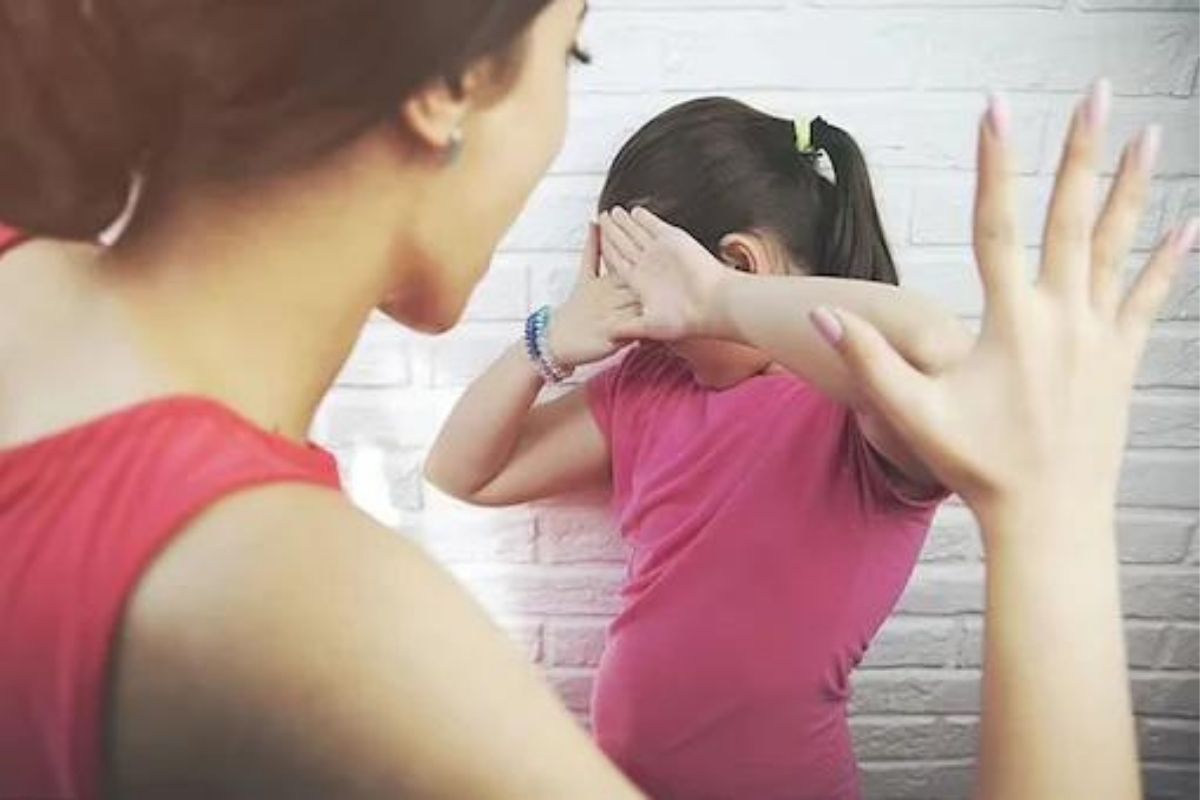 Ban Child Spanking: लहान मुलांवर हात उचलणं आई-वडिलांना पडणार महागात! थेट तुरुंगवासाची शिक्षा