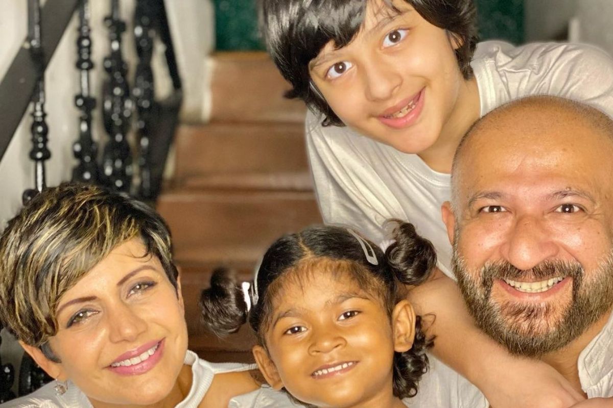 मंदिरा आणि राजची लव्हस्टोरी होती अगदी फिल्मी; पहिल्याचं भेटीत घडलं होतं असं