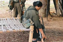 4 जणांच्या हत्येचे आरोप, 20 लाखांचं बक्षीस असणाऱ्या नक्षलवादी तरुणीचं आत्मसमर्पण 4 जणांच्या हत्येचे आरोप, 20 लाखांचं बक्षीस असणाऱ्या नक्षलवादी तरुणीचं आत्मसमर्पण