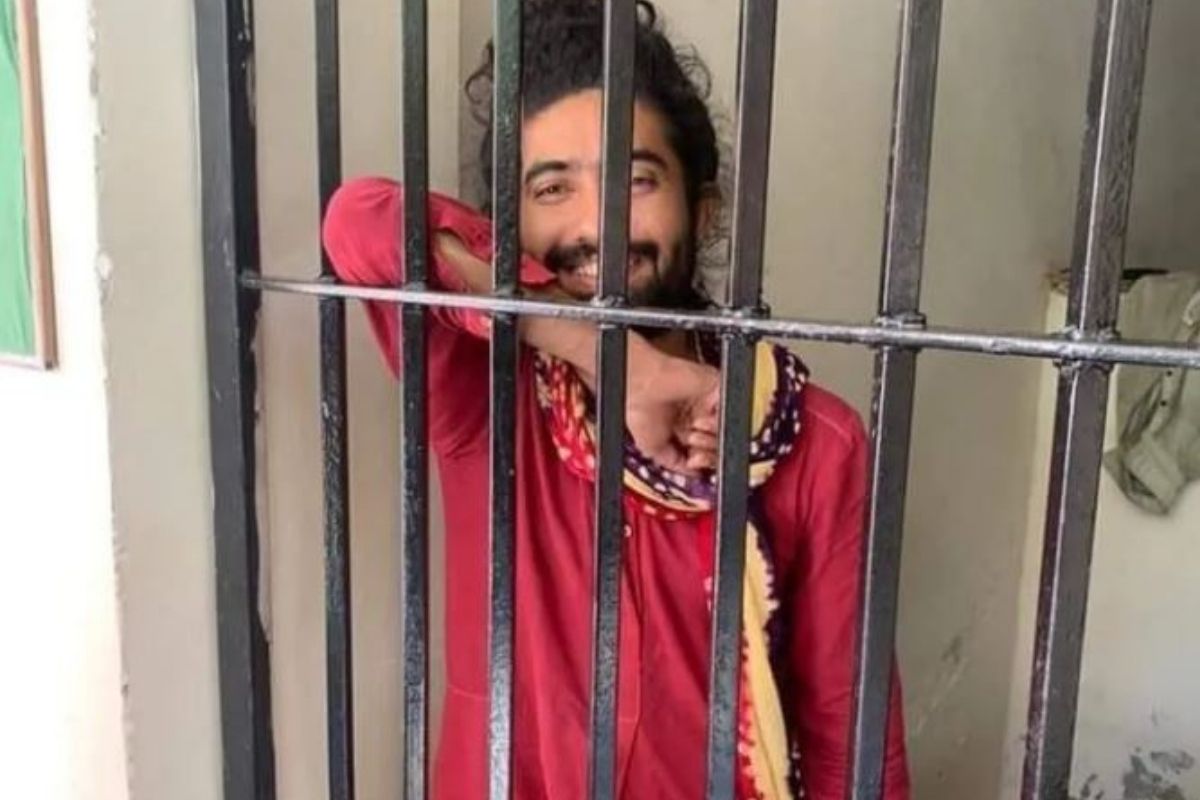 लांब केस ठेवणंही गुन्हा? पाकिस्तानी कलाकाराला झालेल्या अटकेमुळे उडाला गोंधळ