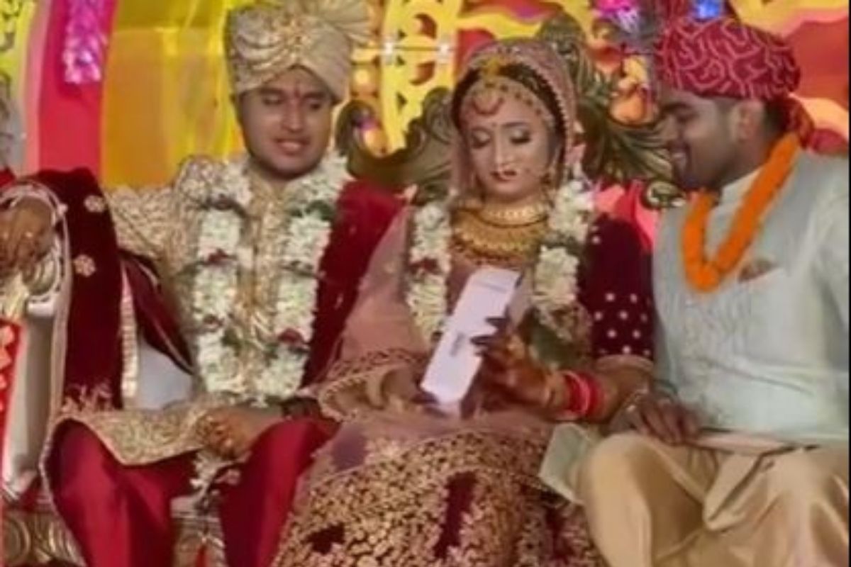 नवरदेवाच्या मित्राचं स्टेजवरच खोडसाळ कृत्य; गिफ्ट पाहून नवरीही लाजली, Video Viral