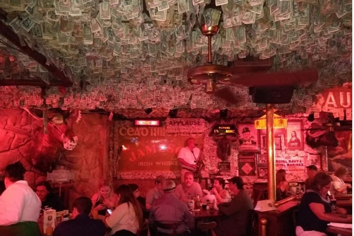 बापरे! पबच्या छताला लटकल्यात लाखोंच्या खऱ्या नोटा, मात्र चोरी करुनही नाही करता येत खर्च