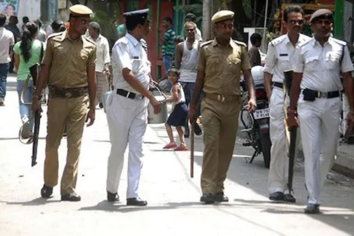 अजब शिक्षा! आदिवासी महिलेला नग्न करून गावभर फिरवलं, वाचा काय आहे प्रकरण