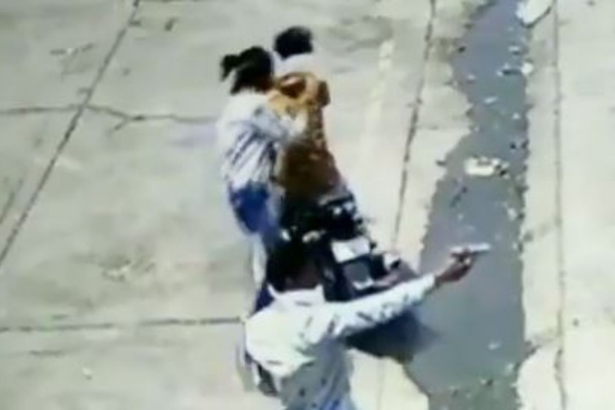 VIDEO: टोळीचा दिवसाढवळ्या दुकानदारावर गोळीबार, घटनेचा थरार CCTV मध्ये कैद