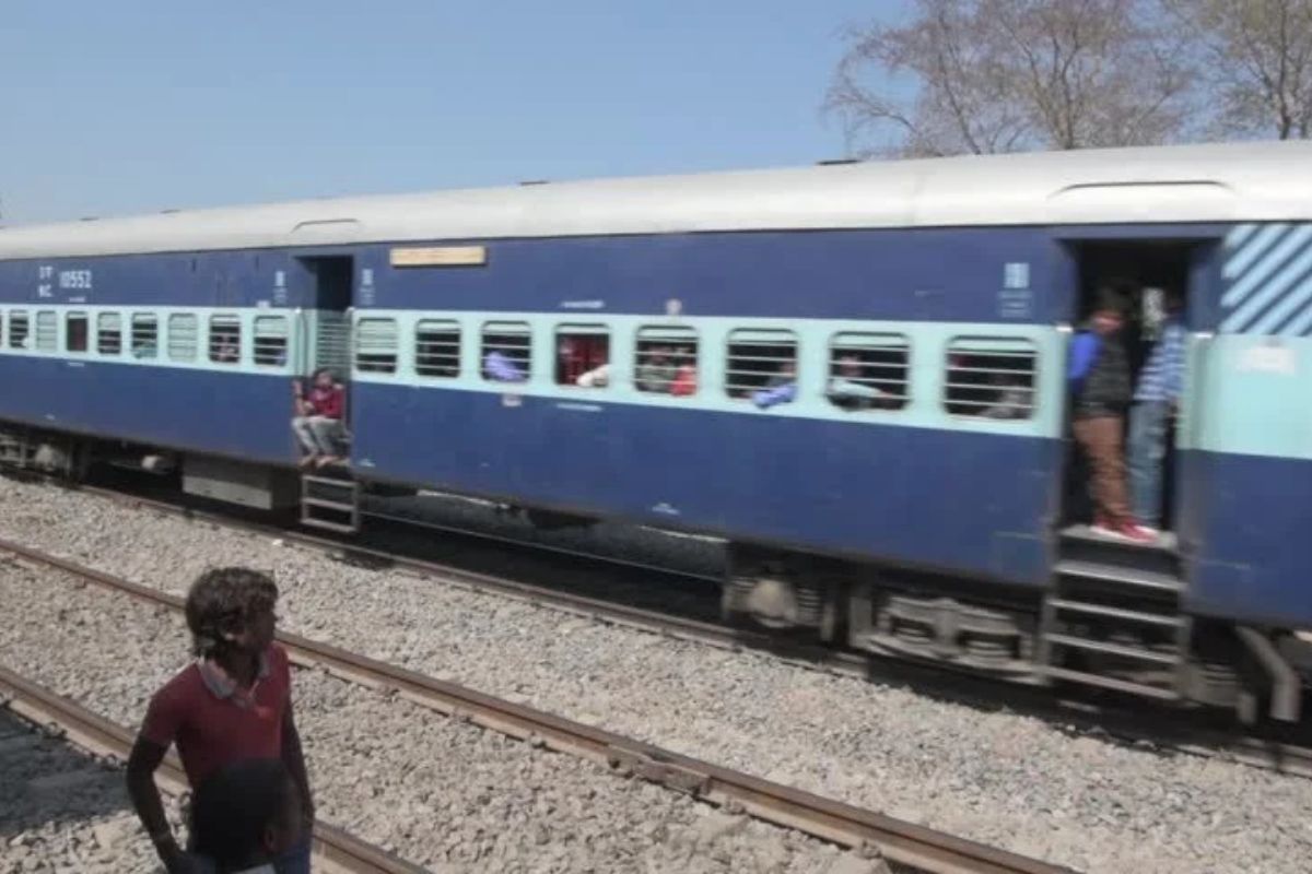 धावत्या ट्रेनच्या दारातून चिमुकली अचानक पडली खाली; पोटच्या गोळ्याला वाचवण्यासाठी आईनं केलं जीवाचं रान